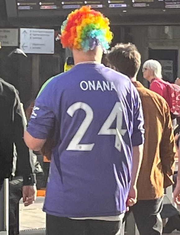 曼联跟队记者晒球迷穿奥纳纳球衣，该球迷还戴了顶小丑假发