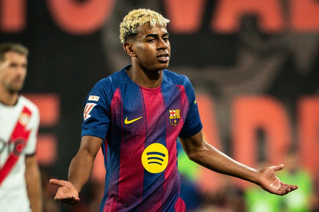 每体：亚马尔已开始草坪训练，独自在场边进行有球练习